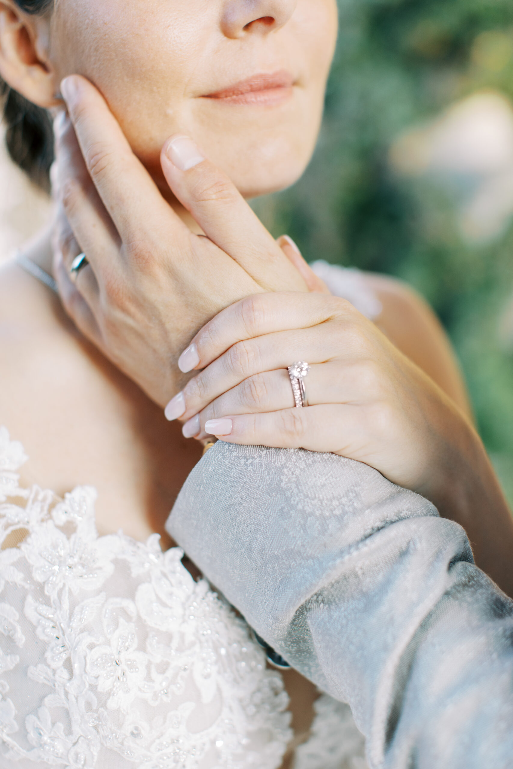 brollopsfotografering-como-italien brudgummen håller handen mot brudens kind