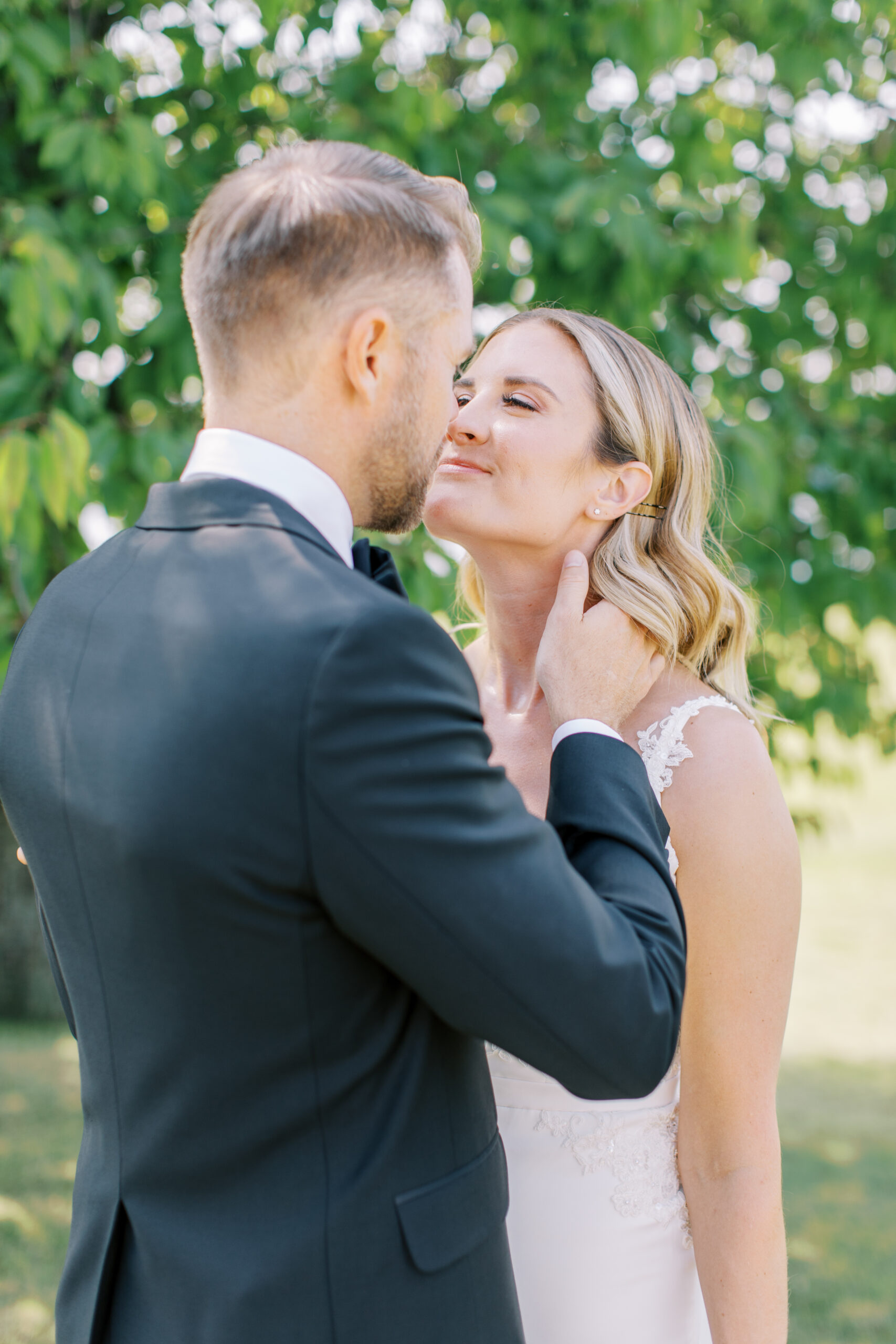 Bröllopsfotografering Grytsbergs där brudgummen håller sin hand mot brudens hals