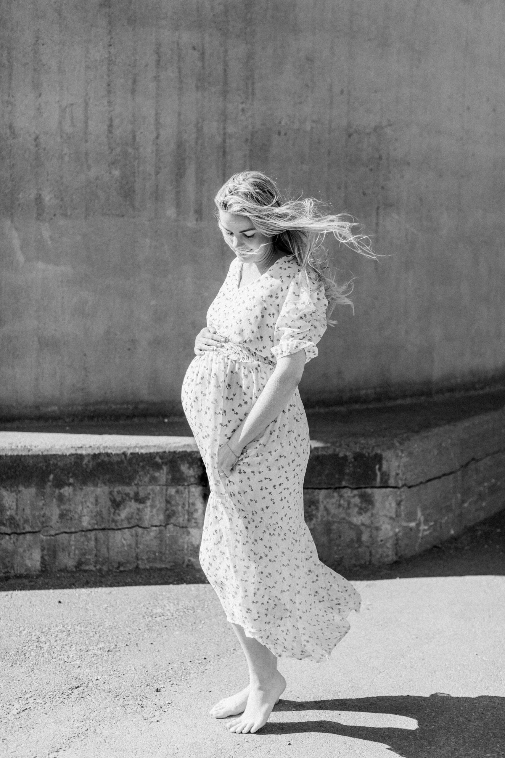 Gravidfotografering i Västerås med en mamma som är barfota i lång klänning